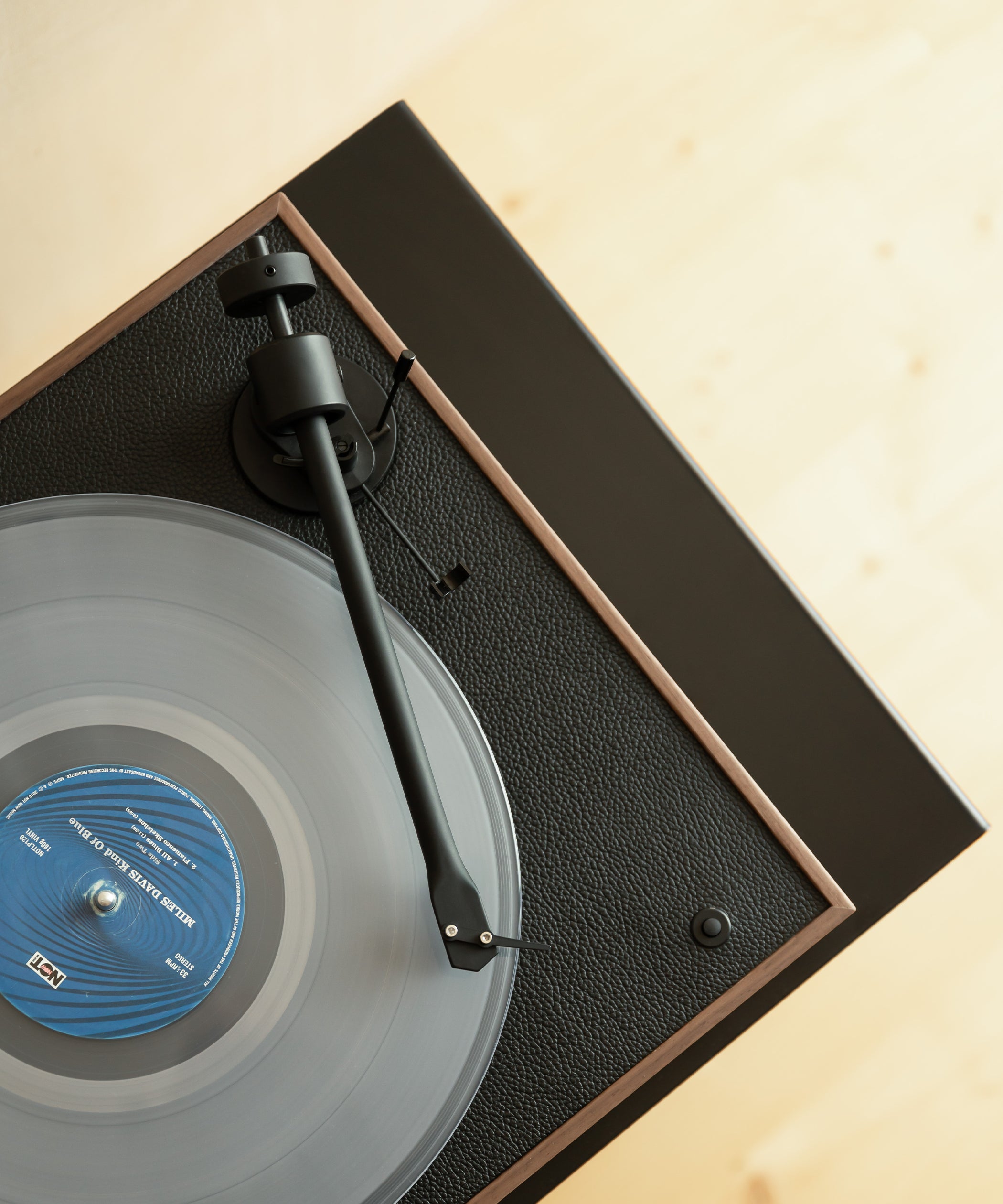 Aufbewahrung von Plattenspielern und Hifi-Designmöbeln